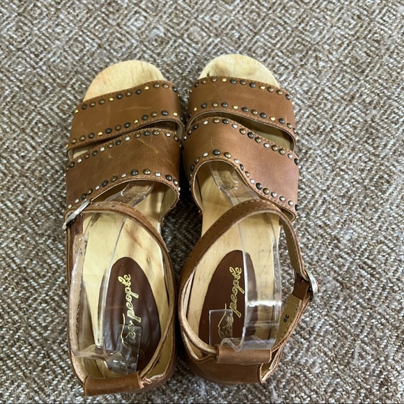 Free People North Shore Clog Tan Leather Strappy Stud Sandals Size 39 Boho EUC - Picture 4 of 9